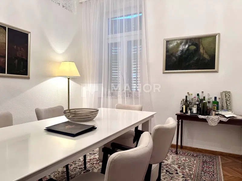 OPATIJA, BELVÁROS – Elegáns 3 szobás lakás villában, tengerre néző kilátás, 2 parkolóhely, harmadik sor a tengerhez – 2