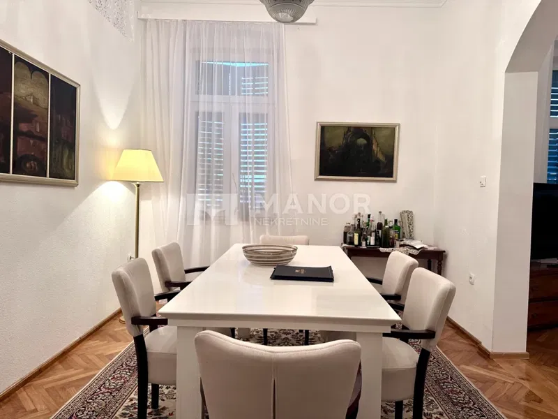OPATIJA, BELVÁROS – Elegáns 3 szobás lakás villában, tengerre néző kilátás, 2 parkolóhely, harmadik sor a tengerhez – 3