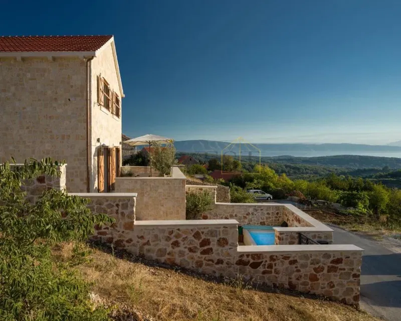 OTOK HVAR- LUKSUZNA KAMENA VILA S BAZENOM
