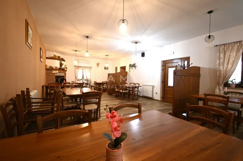 Dům s Restaurací a Pokoji k Pronájmu