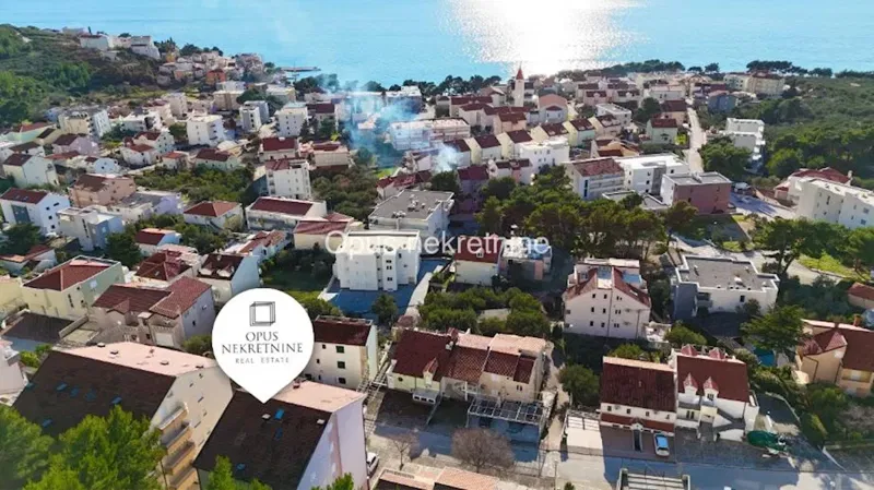 PROMAJNA, Baska voda - trosoban apartman 92 m2 s garazom i pogledom na more (Video)