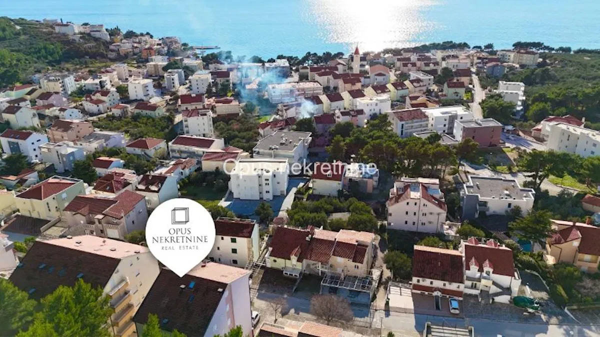 PROMAJNA, Baska voda - trosoban apartman 92 m2 s garazom i pogledom na more (Video)