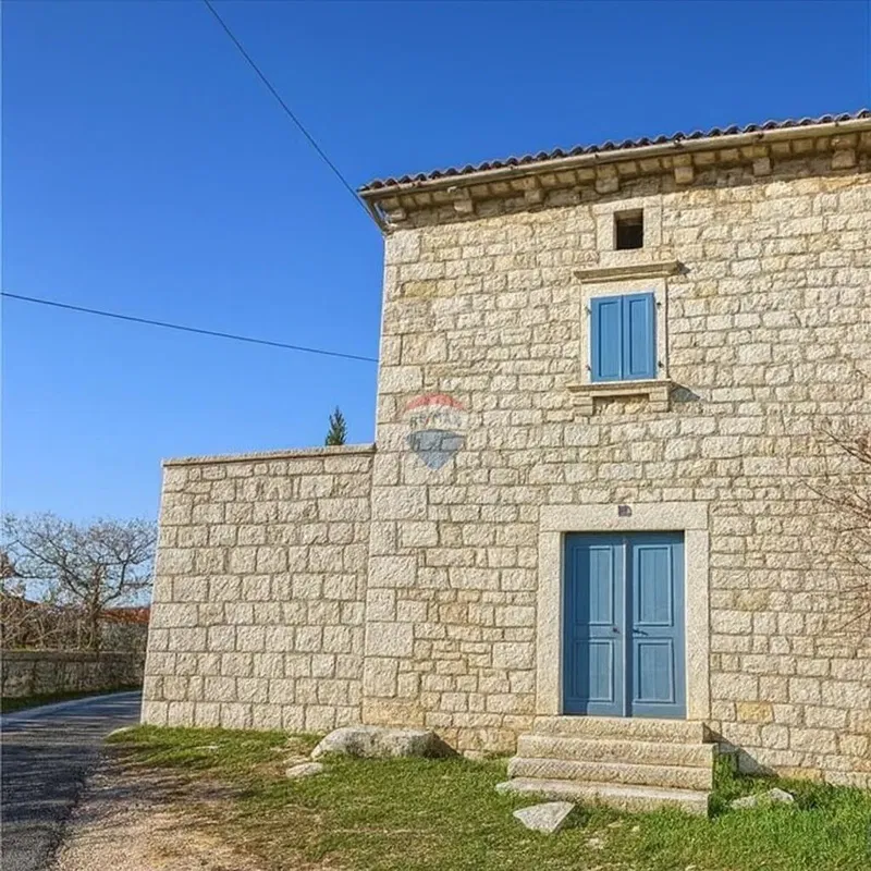 Rovinj, 9 km -Bubani, garsonijera sa terasom u postupku renovacije