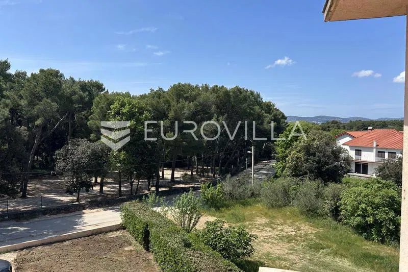 Pakoštane, jednosobni apartman S10 na drugom katu površine od 49 m², 250 m od mora
