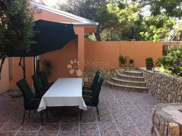 Apartmanska kuća 200 m od mora