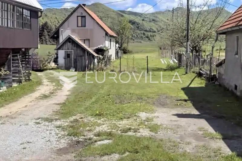Mrkopalj, samostojeća goranska kuća nedaleko skijališta