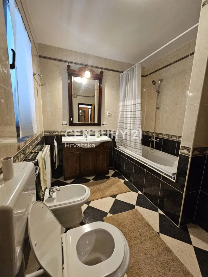 POREČ, VENDESI APPARTAMENTO CON GIARDINO, DUE GARAGE, 2 KM DAL MARE – 3