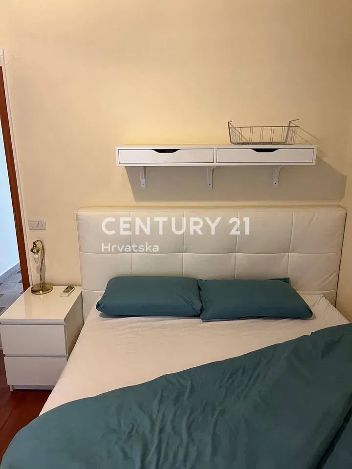 POREČ, VENDESI APPARTAMENTO DUE LOCALI, CENTRO CITTÀ A 100 M DAL MARE – 3