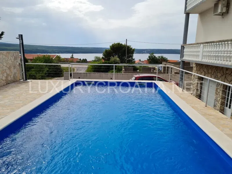 Prekrasna rezidencija s bazenom i panoramskim pogledom na more na prodaju u blizini Zadra