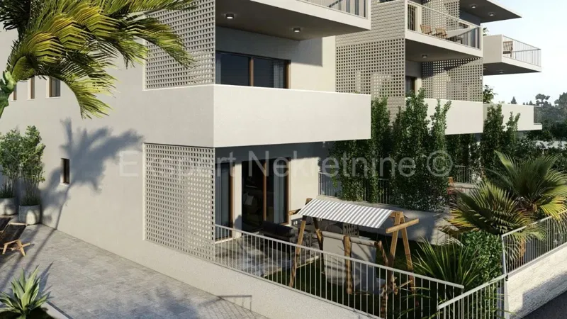 Ciovo, Slatine, 3-bedroom apartment 132 m2, 2nd floor, only 70 m from the sea, swimming pool – 3