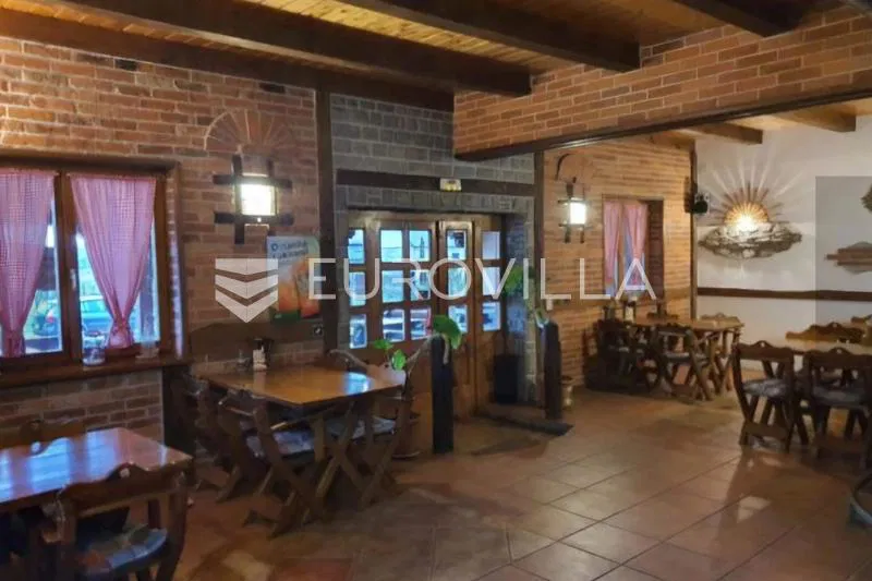 Karlovac, poslovni prostor, restoran 300 m², odlična lokacija, sav inventar