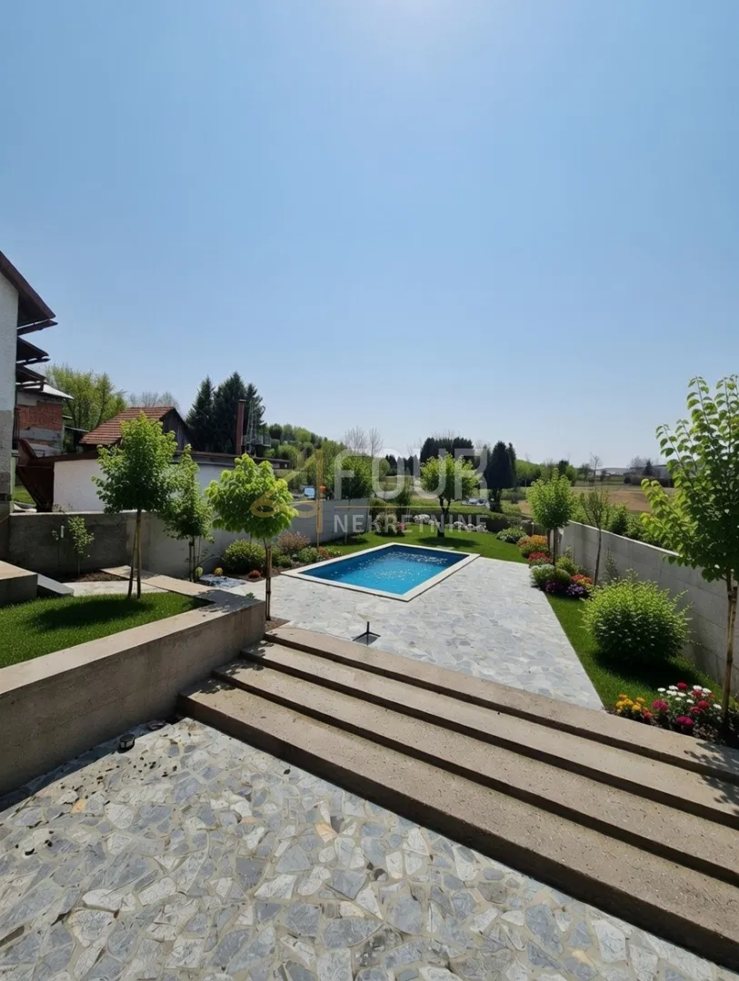 Gorski kotar, Ravna Gora - centro, nuova villa con 2 appartamenti e piscina