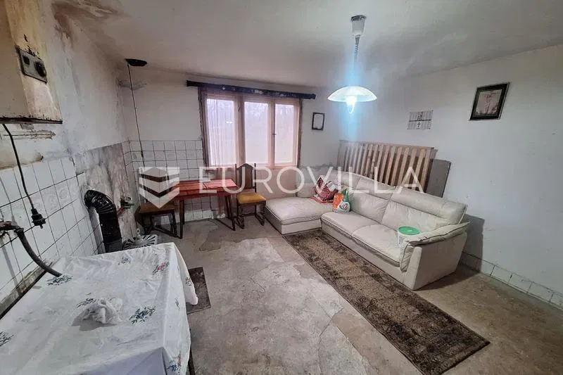 Duga Resa, Donji Zvečaj, kuća 140 m², 500 m do Mrežnice, velika okućnica