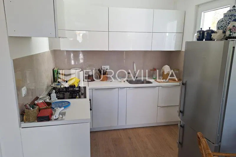 Lasinja, kuća 120 m², novouređena, mirna lokacija