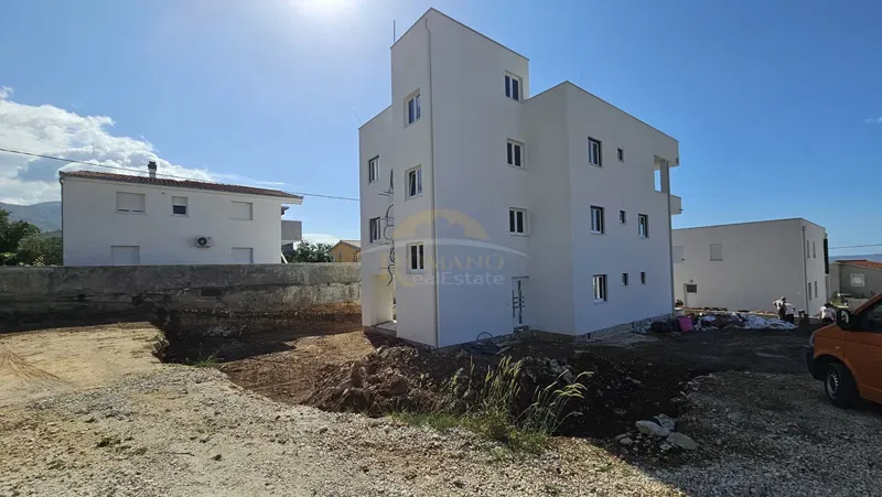 Prostran trosoban stan s velikim vrtom od 170 m2 – Kaštel Stari (Novogradnja)