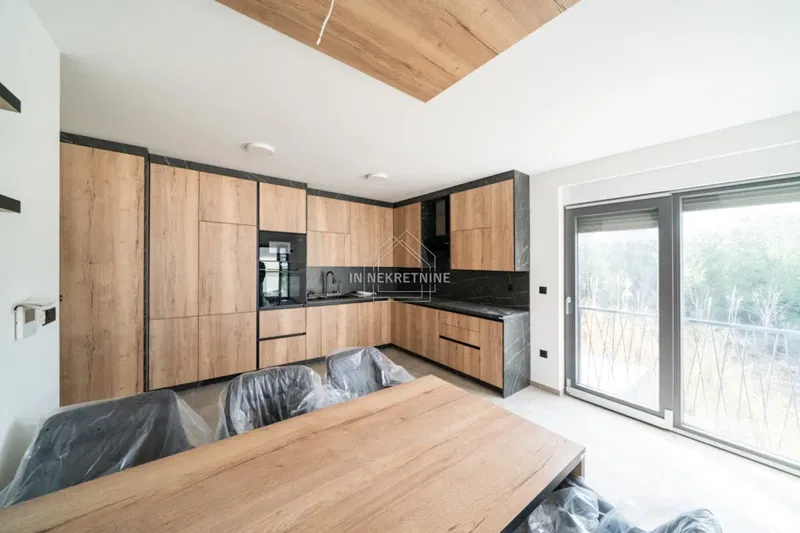 Dvosoban apartman 50 m od mora, namješten, pogled na more!