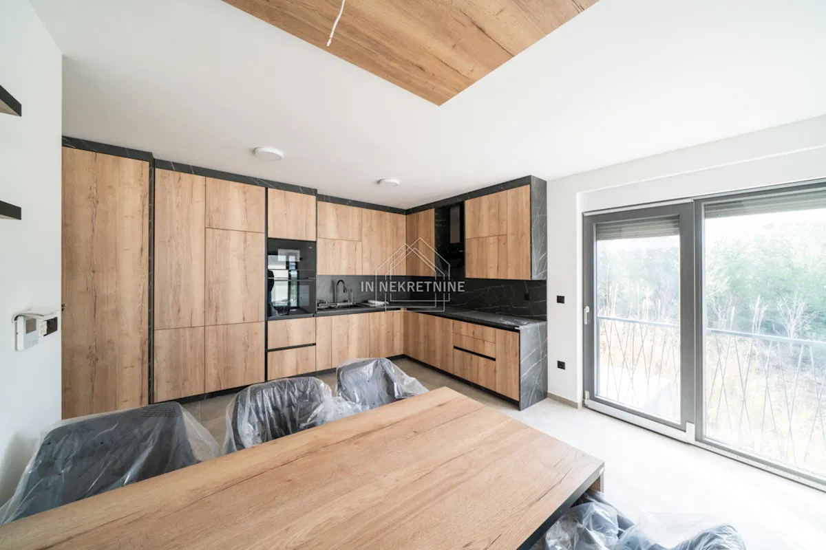 Dvosoban apartman 50 m od mora, namješten, pogled na more!