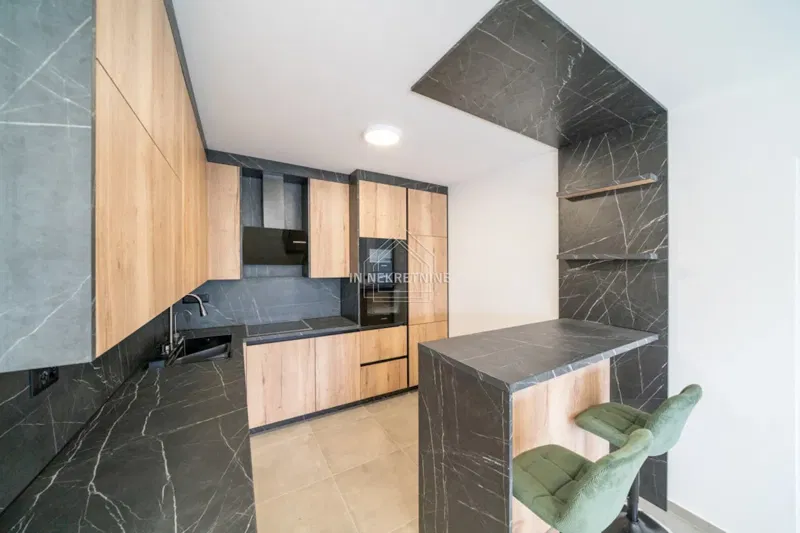 Namješten apartman 50 m od mora, useljiv, pogled na more!