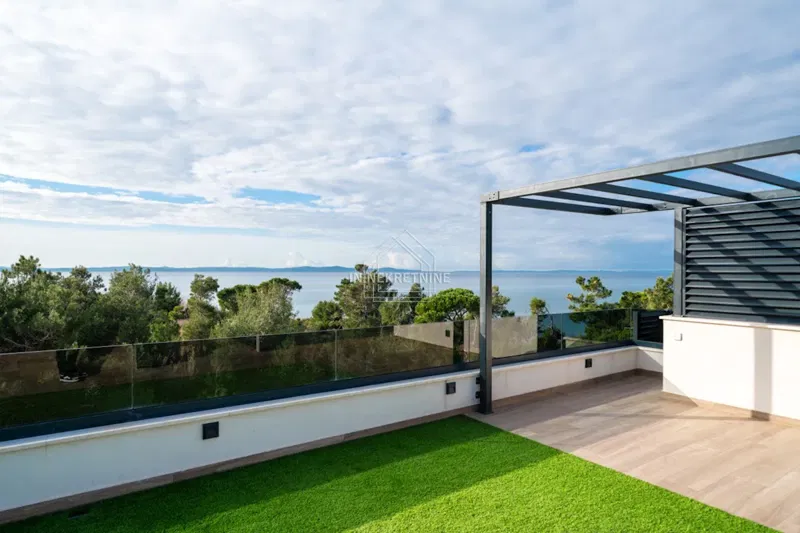 Penthouse 50 m od mora s bazenom i pogledom na more!