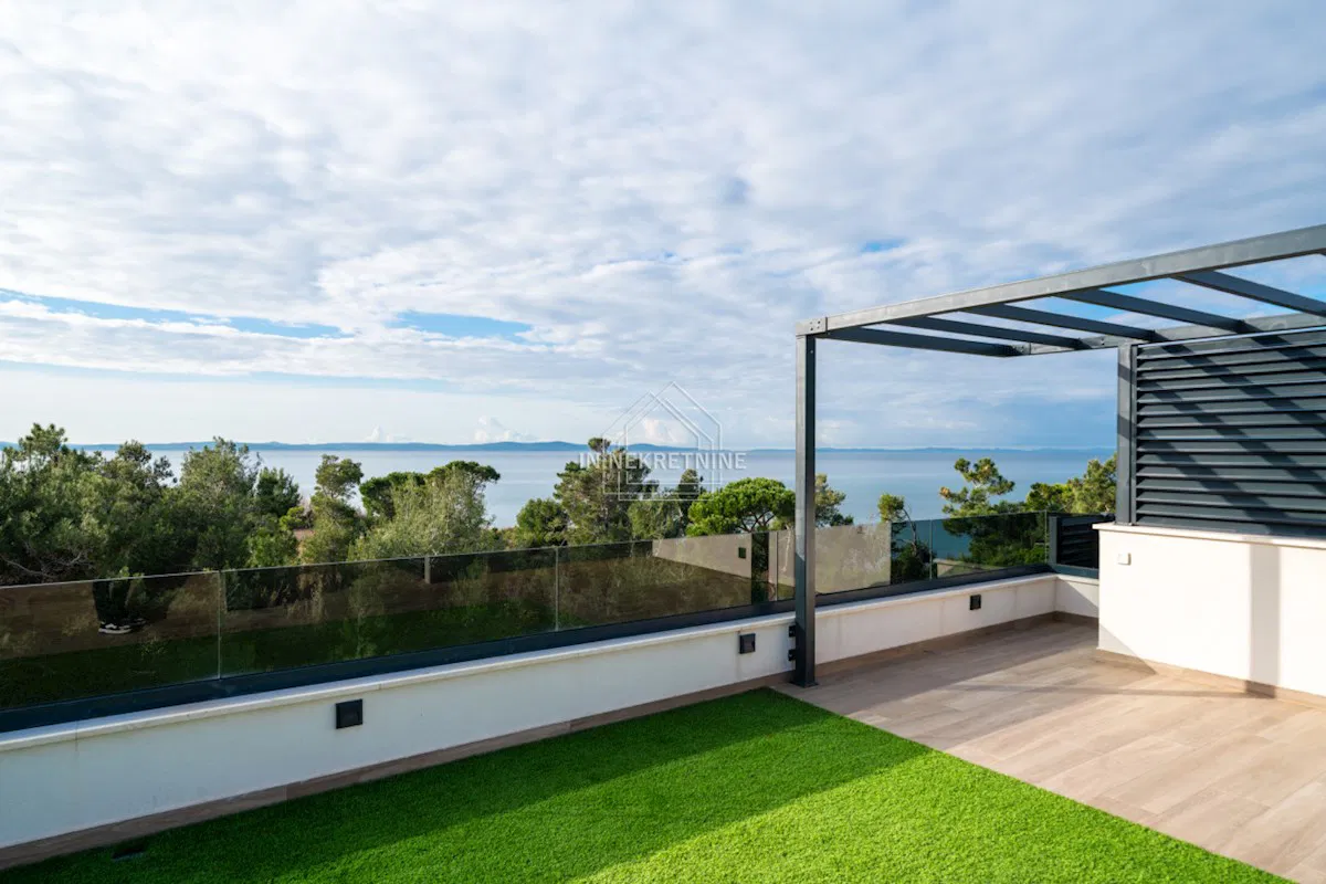 Penthouse 50 m od mora s bazenom i pogledom na more!