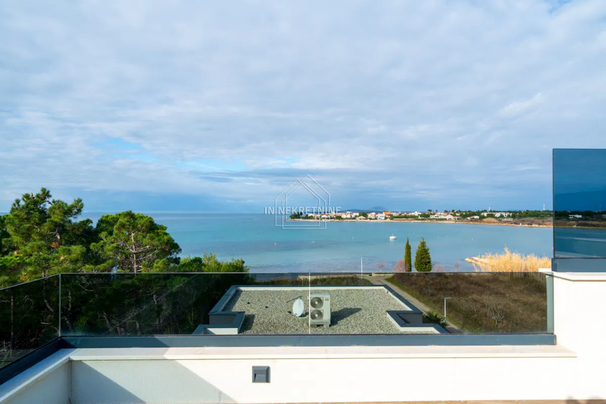 Penthouse 50 m od mora, pogled na more, bazen, krovna terasa!