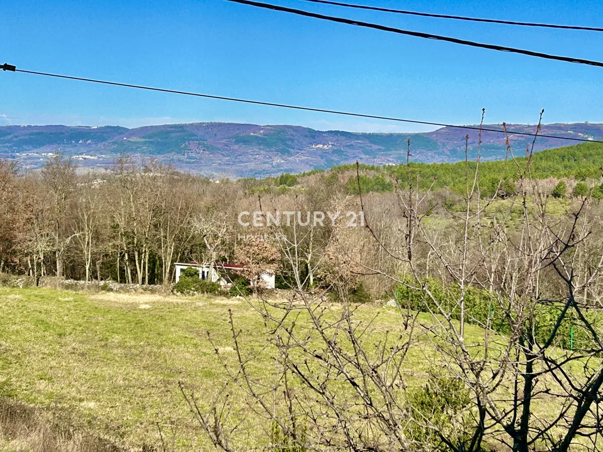 MOTOVUN, OKOLICA, ODLIČNO GRAĐEVINSKO ZEMLJIŠTE SA POGLEDOM NA PRIRODU