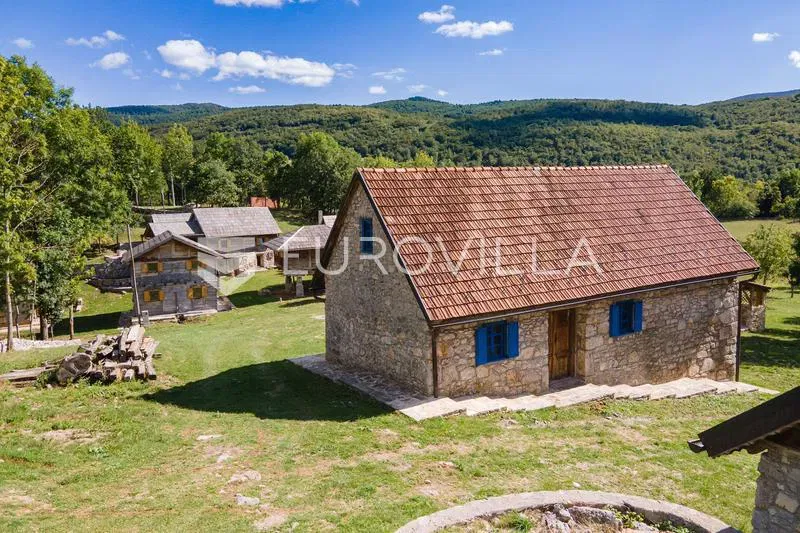 Lika, Plitvička jezera, ograđeno imanje 40.000 m² s 11 kuća, izuzetna rijetka investicija