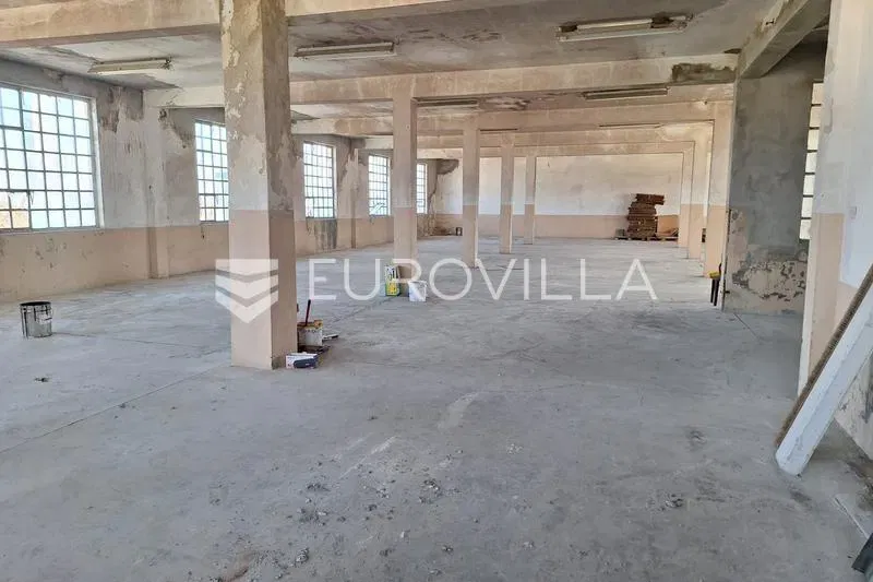 Karlovac, Ilovac, skladište 3600 m², odlična lokacija, renovacija