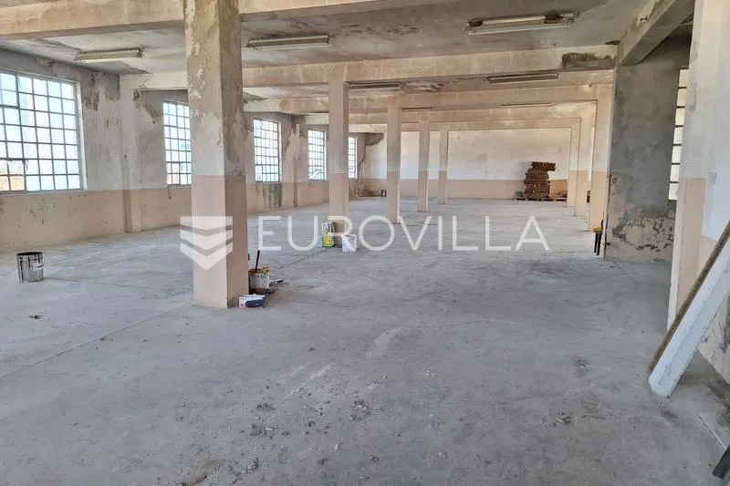 Karlovac, Ilovac, skladište 3600 m², odlična lokacija, renovacija