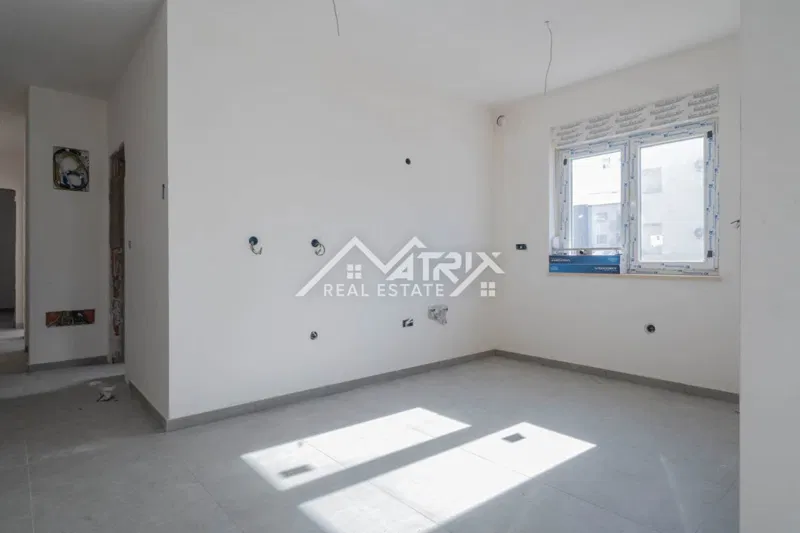 Pula, trosobni stan 90 m2 s 2 balkona i 2 garažna mjesta – 3