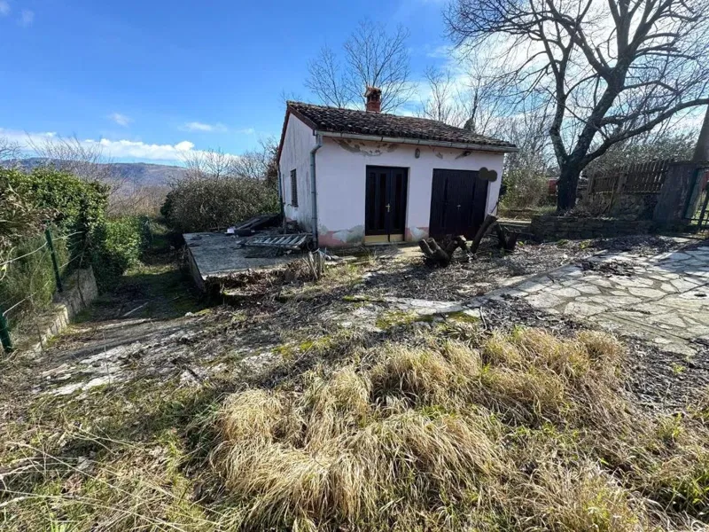 Labin, okolica, kuća za adaptaciju s prostranom okućnicom!