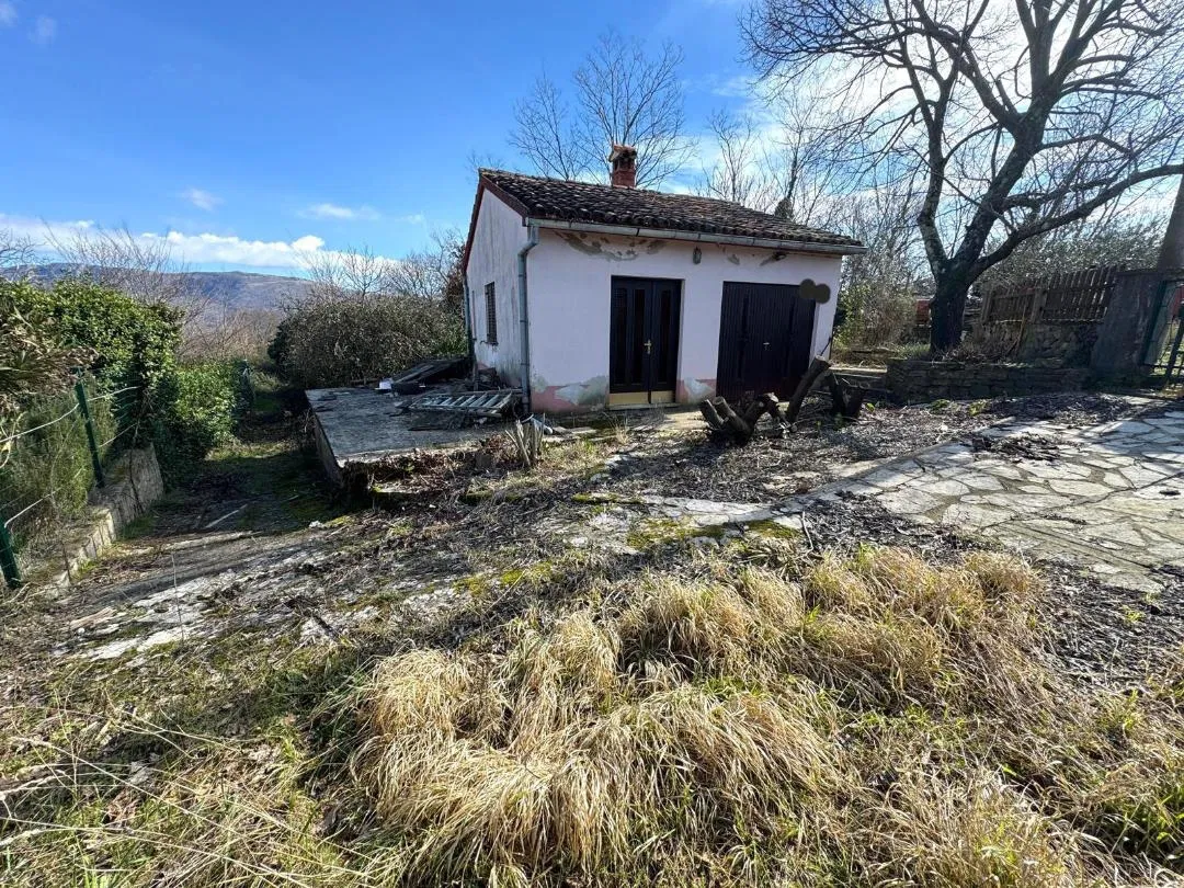 Labin, okolica, kuća za adaptaciju s prostranom okućnicom!