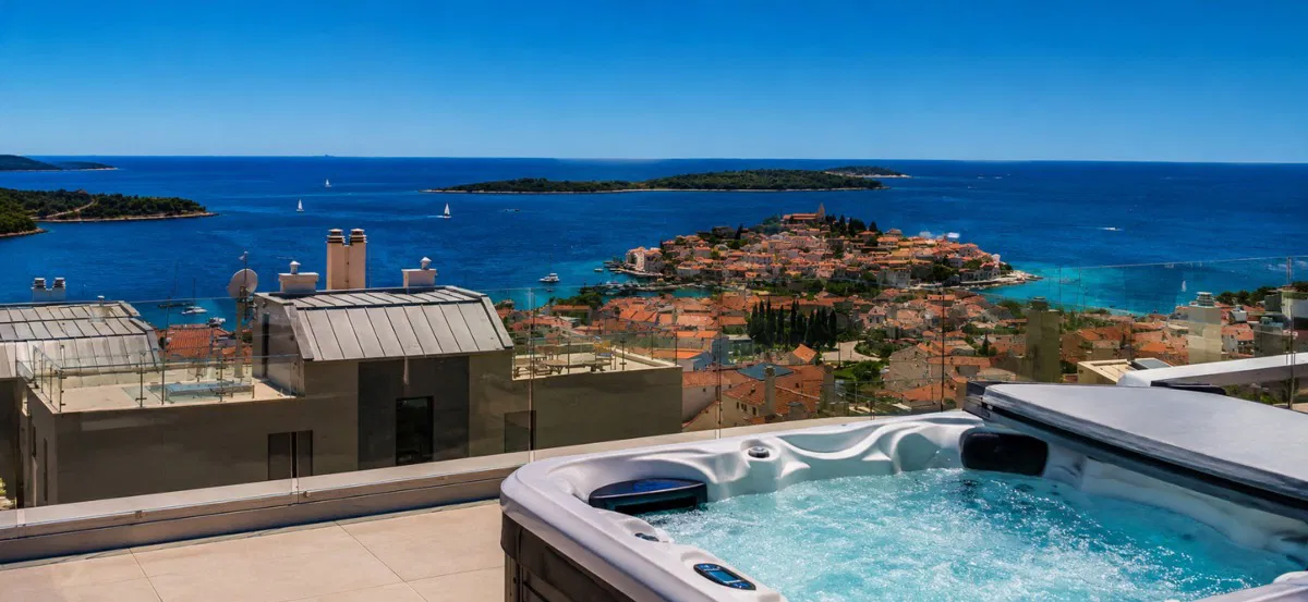 Penthouse s krovnom terasom i panoramskim pogledom na more – novogradnja Primošten