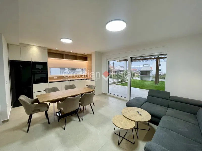 Modernes Zweizimmerhaus mit Hof, Neubau, zu vermieten