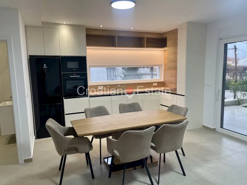 Modern, két hálószobás ház kerttel, új építésű, kiadó – 2