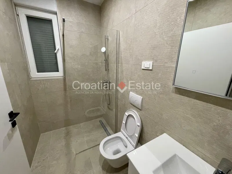 Modern, két hálószobás ház kerttel, új építésű, kiadó – 3
