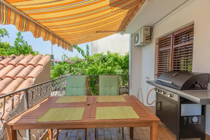 Two-bedroom apartment with garden and sea view – 2