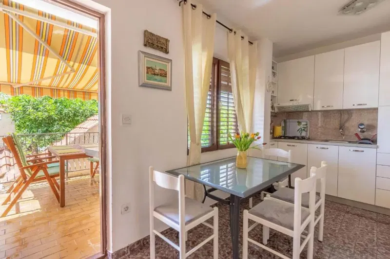 Two-bedroom apartment with garden and sea view – 3