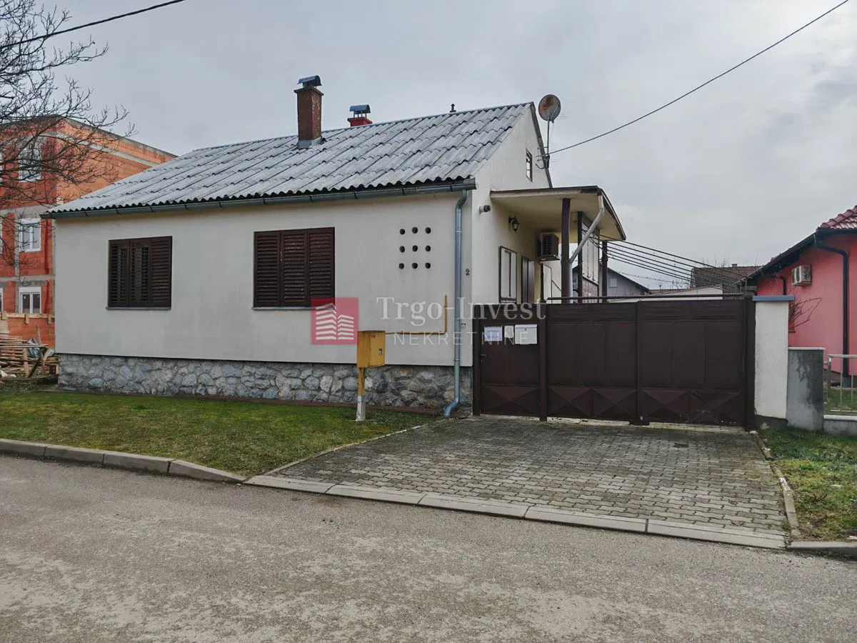 KOLONIJA - prizemnica 63 m2 + garaža i pomoćna zgrada