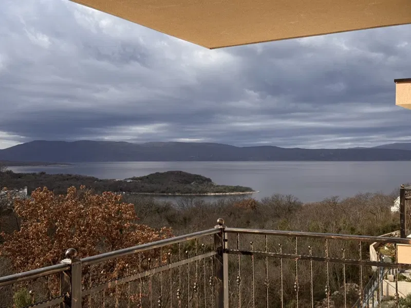 Apartman s panoramskim pogledom na more. Njivice Nekretnine