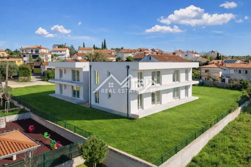 Umag, Luksuzno stanovanje z vrtom in pogledom na morje – 2