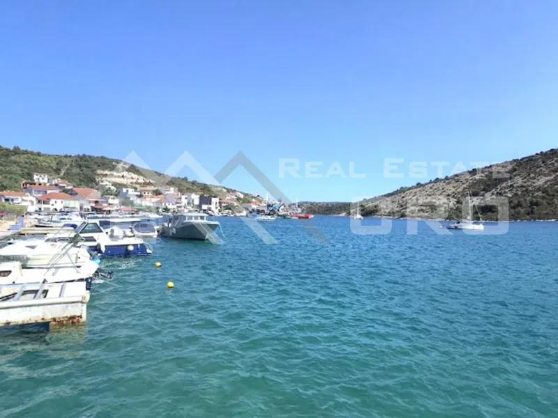 Immobilien Trogir – Baugrundstück mit rechtskräftiger Baugenehmigung, zweite Reihe zum Meer, Raum Trogir, zum Verkauf