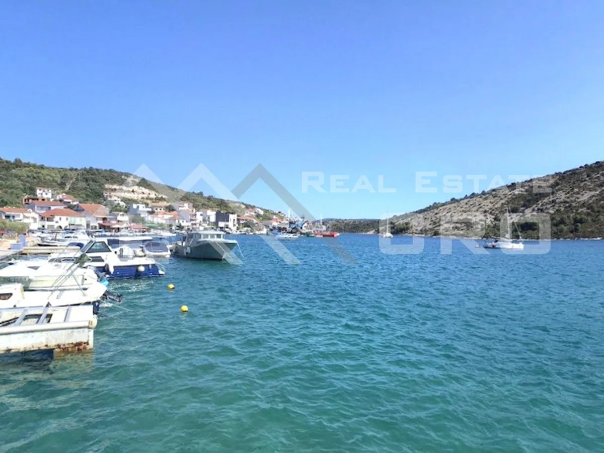 Immobili Trogir – Terreno edificabile con permesso definitivo, secondo fila dal mare, dintorni di Trogir, in vendita