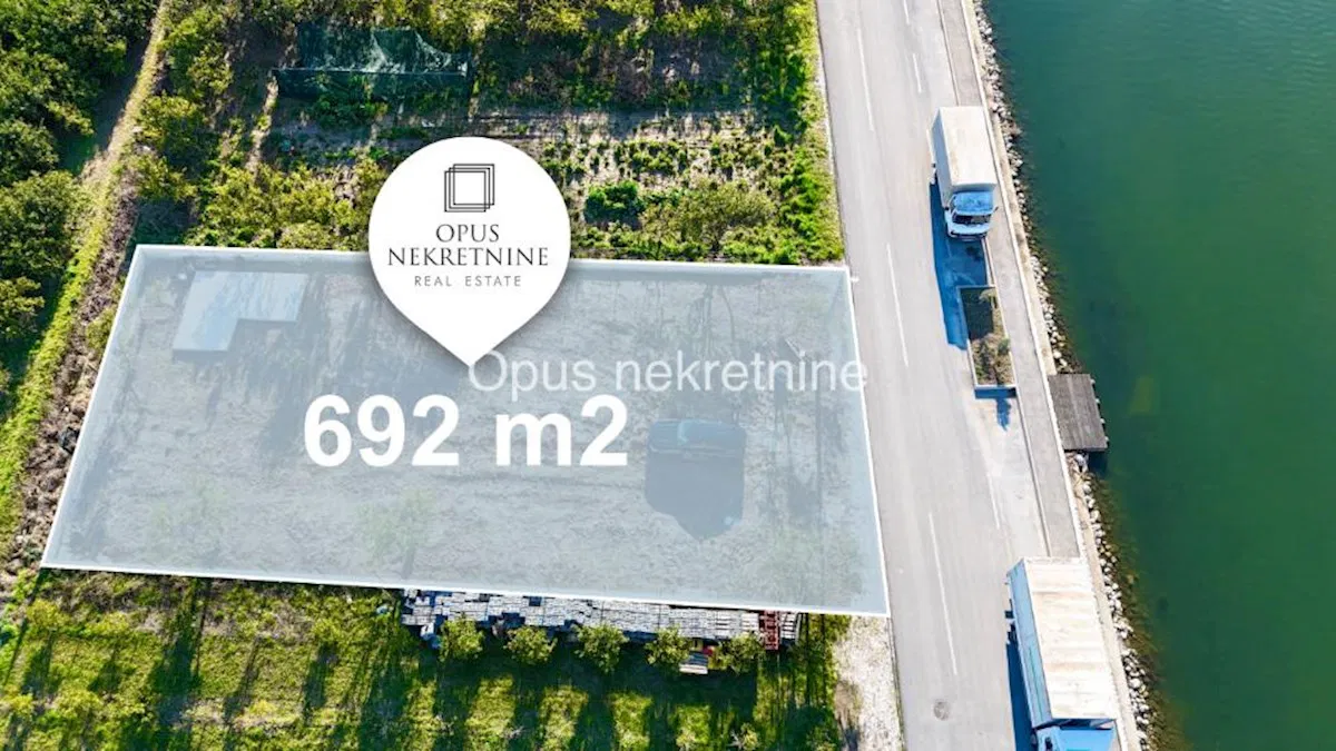 OPUZEN, VLAKA - Baugrundstück 692 m2 am Fluss mit Baugenehmigung für Fertighaus (Video)