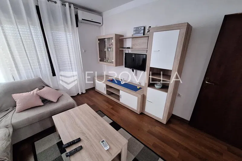 Slunj, Taborište, kuća 440 m², 3 stana, gospodarska zgrada, mirna lokacija
