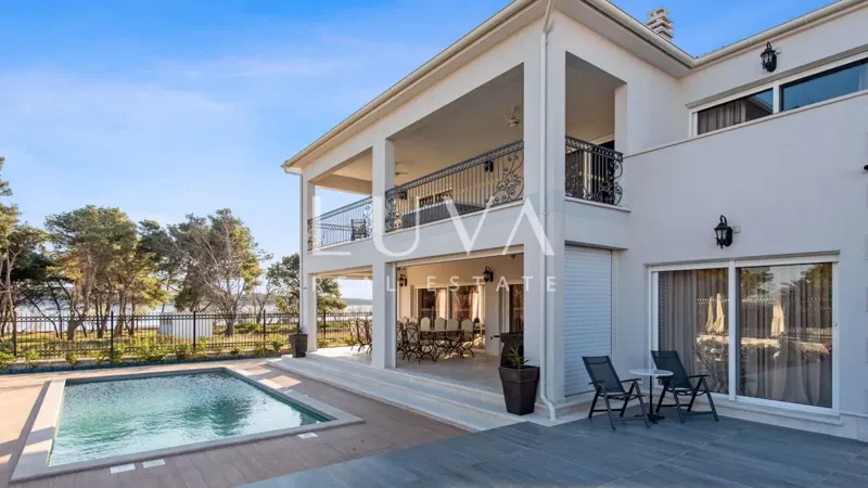 Vodice, luxus és egyedi villa medencével eladó a tengerparton – 2