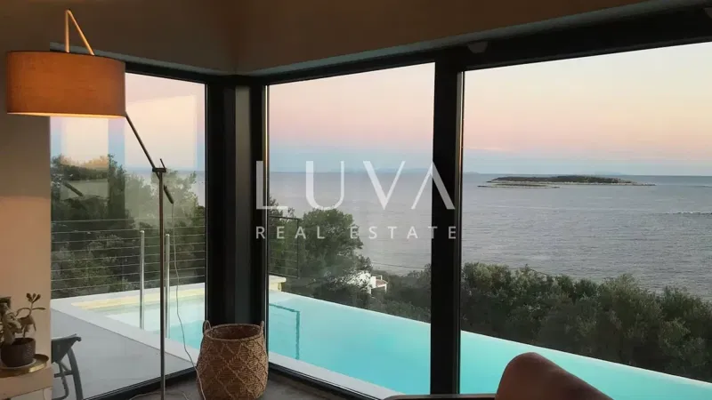Vis, luxusvilla med medencével a tenger közelében eladó – 3