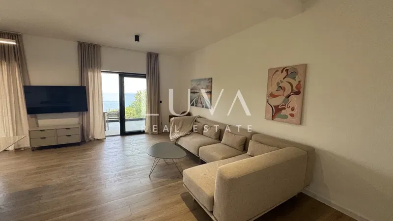 Lovran, modern lakás medencével és tengerre néző kilátással kiadó, 90 m2. – 2