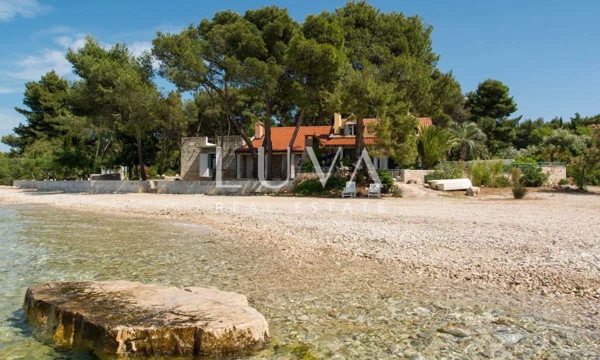 Supetar, Brač, kuća prvi red uz more, odlična prilika