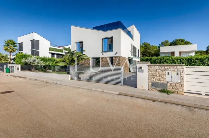 Isztria, Fažana, modern villa medencével a tenger mellett, 330 m2 – 2